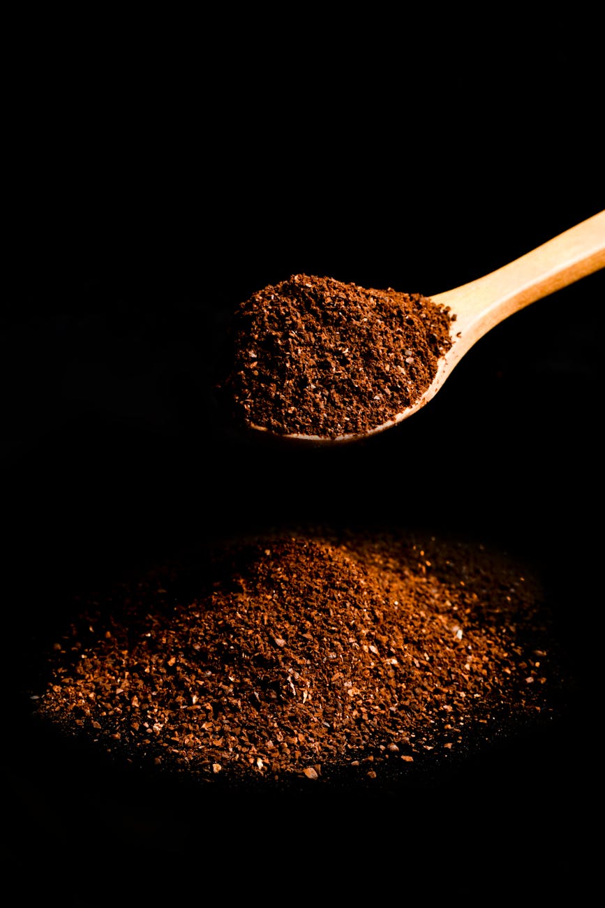 Close-up image showing a pile of coarse coffee grounds suitable for French Press, with a texture similar to coarse sea salt.